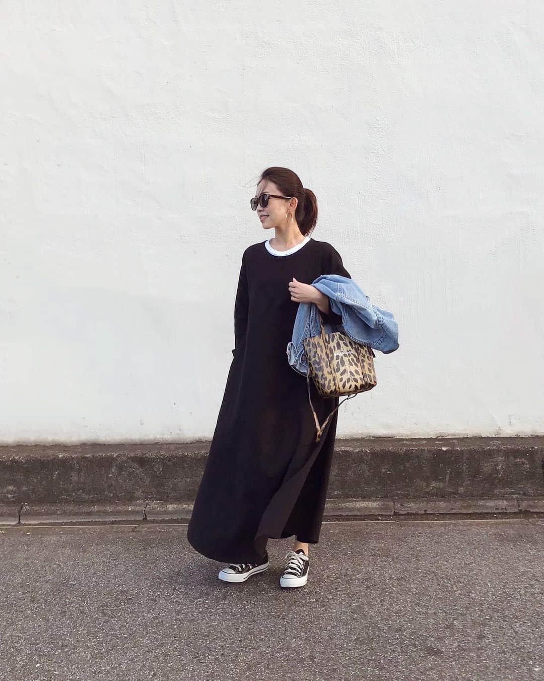 muua777さんのインスタグラム写真 - (muua777Instagram)「:﻿ ﻿ black＋denim＋leopard﻿ ﻿ すきな組み合わせ♡﻿ ﻿ ﻿ one-piece… @tinoir_xs denim jacket… #levis bag… #balenciaga shoes… #converse」11月5日 12時50分 - muua777
