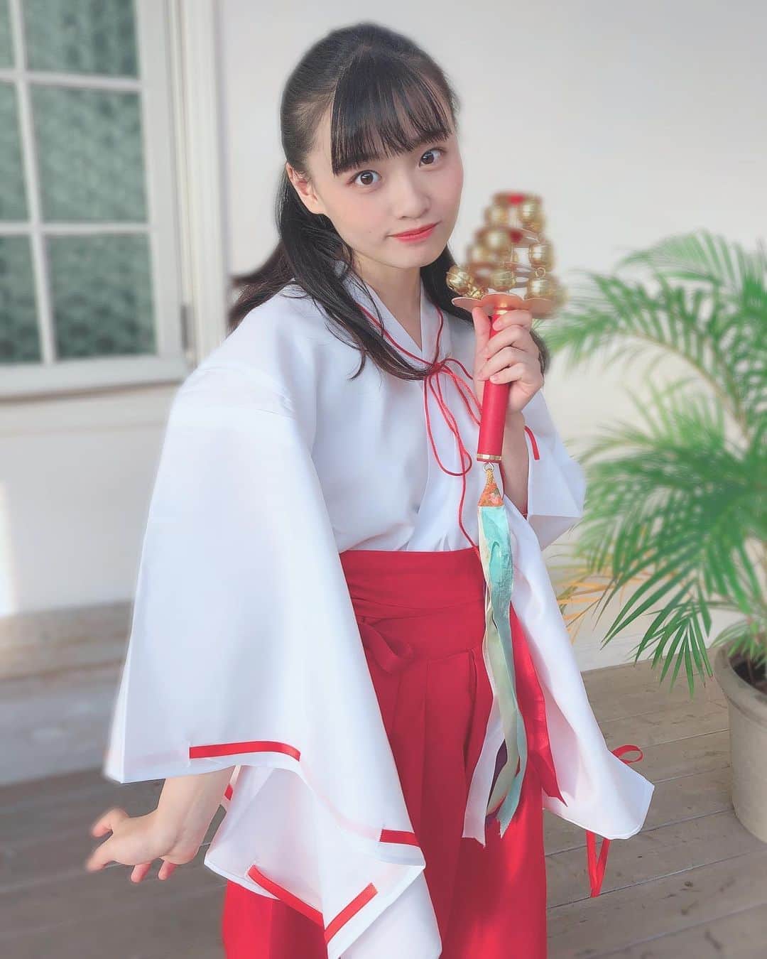 のインスタグラム：「#巫女 しゃんしゃ〜ん」