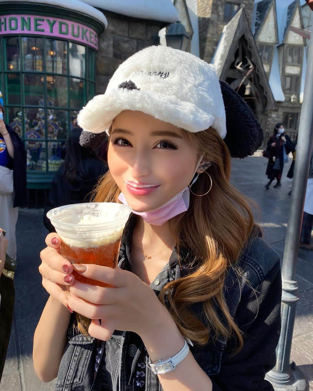 のインスタグラム：「京都観光からの姫路ゴルフ行ったあと 場面で大阪来てUSJ行ったよˊᵕˋ)੭🌎💕 ハリーポッターのとこでバタービール🍻激あま𐤔𐤔 ‬甘いの飲めない🥵 とりま髭はつけるよね🧔← . #universalstudiosjapan🌏」