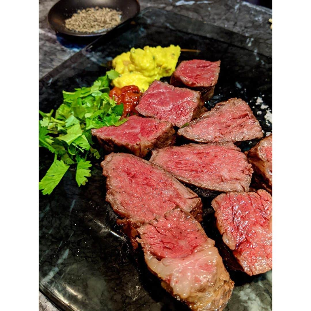 VANRIのインスタグラム：「* 東京にいながらにして 和歌山名店 @jindari29sp さんの美味しいお肉 たらふく食べたNight🤤🍖🍴 それに引き寄せられたかのように 奇跡的に集まったミステリーハンター会💓 美味しいわ、楽しいわ、たまらないわで 最高の一夜でした…‼︎ @hachimine_anna @kie_obana_  あんちゃんきえちゃんまたすぐねん❤️ #本当に一品一品美味しくてまたすぐ食べたい #熊野牛 #クミンそこまで好きじゃなかったけど #お肉とクミン塩がマッチしすぎて大好きなった #スパイスとお肉 #クセになる融合でした」