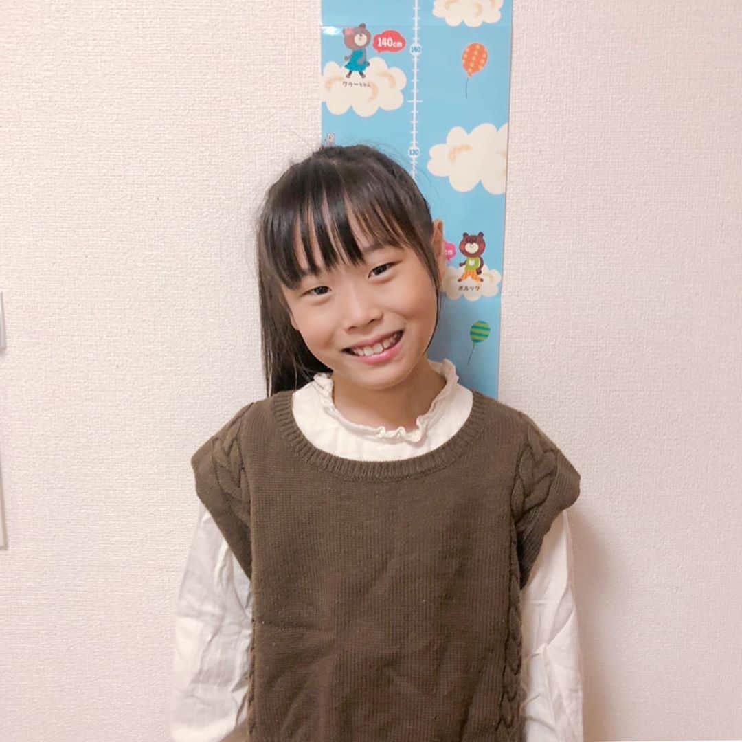 Kikuno Sayumiさんのインスタグラム写真 - (Kikuno SayumiInstagram)「〻health care〻 ・ ・ ・ 子供の成長を手軽にチェックできるノボ ノルディスク ファーマ株式会社の「わが子の身長はかろう！つけよう！」の身長測定ポスターと成長曲線のセット。 ・ うちの子は8歳、この時期に年4cmは伸びないと注意したほうがいいんだって💡 ・ アプリに身長と体重を入力したら2枚目のような成長曲線がチェックできるよ✨ ・ このくらいになるとこまめに身長体重チェックできる機会が減ってくるから家で出来るのは有難い👌 ・ @isense_tokyo で無料で貰えるからチェックしてみてね😆 提供：ノボ ノルディスク ファーマ株式会社 ・ ・ #8歳#女の子ママ#mamagirl #ママリ#ママリファッション #赤ちゃんのいる生活 #家族写真 #年の差姉弟#family#familytime #身長 #子どもの成長#成長曲線#成長期」11月5日 12時55分 - sayumikikuno
