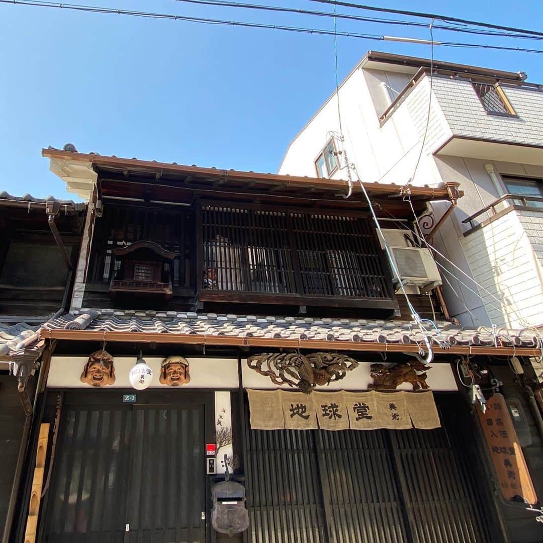 畑亜貴さんのインスタグラム写真 - (畑亜貴Instagram)「ホテル付近を散歩したロケハンの思い出。屋根神さま初めて見ました、名古屋独特のものだったのですね。知らないことだらけで旅は楽しいです😆」11月5日 13時05分 - akihata.jp