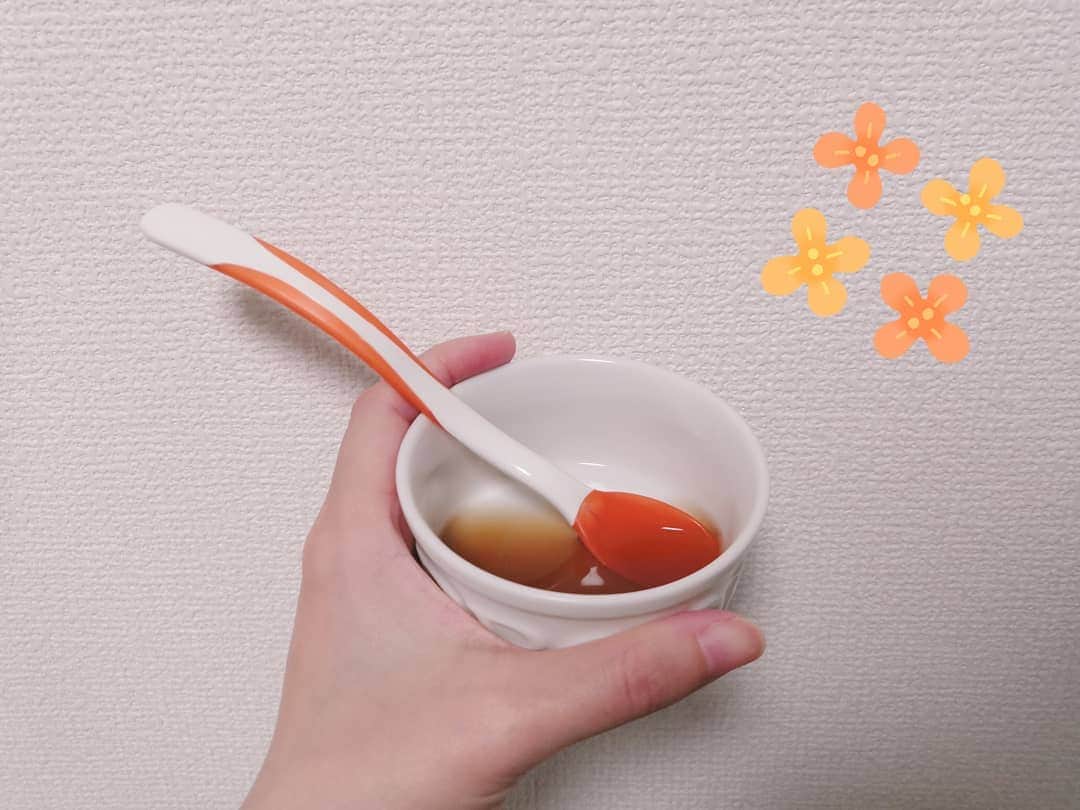 白井珠希のインスタグラム：「* * まもなく離乳食が始まる娘ちゃん。 まずはスプーンに慣れてもらおうと、ベビー麦茶に挑戦！ …嫌な顔はしないものの、まだスプーンからごっくんするやり方が分からないみたいで、全部べーでした😛笑 * * #育児 #0歳児 #instababy #赤ちゃんのいる暮らし#赤ちゃんのいる生活 #2020_spring_baby部 #令和2年ベビー #babyphotography #子育て #子育てぐらむ #離乳食 #babyphotography #リッチェル #ベビー麦茶 #離乳食初期」