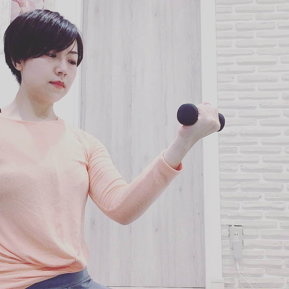 のインスタグラム：「“低負荷”  意識して動かす 意識した所にエネルギーは流れる  #美圧 #ベスタ #besta #ヨガ #yoga #ファンクショナルトレーニング #呼吸 #アームカール #上腕二頭筋 #年末に向けて  #今年やり残したこと  #カラダの使い方  #麻布十番  🌟体験受付中🌟」