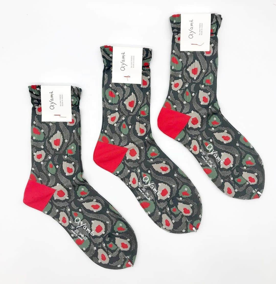 アヤメのインスタグラム：「Re stocked✨🧦 再入荷！8月初回の入荷で即完売したピーコックソックスが(ようやく)再入荷しました〜🙌🏼1足用のAYAMEギフトラッピングは中身がチラリと見えるのでインパクトある柄ソックスにオススメです🎁 #ayamesocks #socksgift #ギフトラッピング #ギフトアイデア」