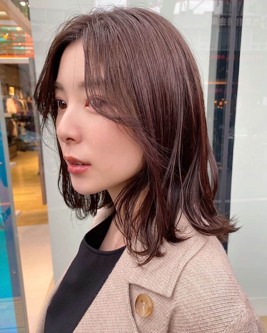 のインスタグラム：「@takuto5ato  いつもありがとう☺️  季節、肌の色に合わせて毎回絶妙なカラーにしてくれる幼馴染の美容師🌹  #ヘアカラー #ミディアムヘア」