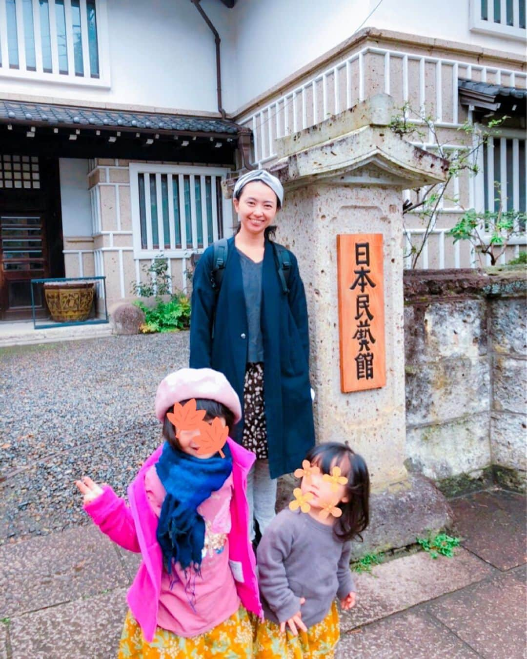 野村佑香のインスタグラム：「文化の日は久々に家族でおでかけ🍁  日本民藝館に行ってきました。 楽しめるかちょっとドキドキだった 子供達2人も、 それぞれに好きなものを見つけて 楽しんでいたようで良かった。  芸術作品ではなく、暮らしの中で大切に使われて愛でられていた民藝の品々達の力強さと美しさ。  どんなことが起こっても、 食べて、お風呂入って、寝て、起きて、掃除して… なんかを繰り返す日々に　どれだけの豊かさと癒やしを心にもたらしたことか。  今の時期だからこそ、 また感じいった素晴らしさでした。  （姉妹お揃いのスカートはなーちゃんお手製秋の新作）  #文化の日#家族でおでかけ#娘とお出かけ#二児の母#日本民藝館#眼福#圧巻」