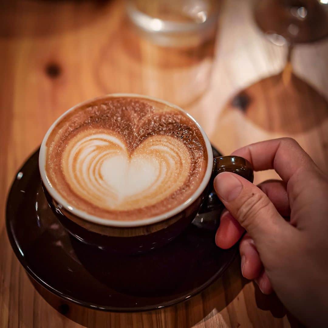 ひとみのインスタグラム：「心に栄養を☕️  最近色々ありすぎて心が疲れ気味です。 母親としても正念場🥺  またおいしいラテとスイーツに癒されたい😭  とりあえず今日はみんなで傷を舐め合う日😂😂😂」