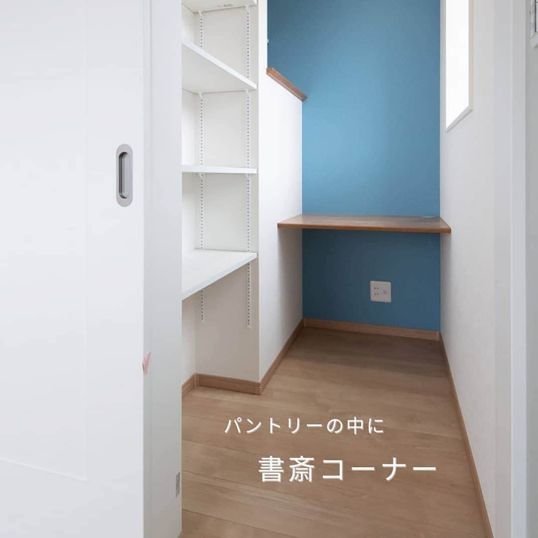 株式会社朝日ホームさんのインスタグラム写真 - (株式会社朝日ホームInstagram)「書斎兼用のパントリー。 コンパクトな空間での書斎造りは、アイディアひとつで実現出来ます。 カウンター正面のアクセントクロスで素敵空間に仕上がっております。 ・ 他の施工例は @asahiouchiからHPへ♪家づくりで気になることがあったらいつでもコメント＆DMしてください☺ いいね！フォローして頂けると励みになります😁 ・ ・ more photos→@asahiouchi ・ 資料請求はこちら→@request_as ・ モデルハウス見学のご予約はこちら →@asahiouchi2 ・ #パントリー#書斎#朝日ホーム#丁寧な暮らし#シンプルな暮らし#暮らしを楽しむ#家づくり#注文住宅#川崎#神奈川#書斎スペース #マイホーム#おしゃれな家#新築#住まい#工務店#家づくりを楽しむ#ワークスペースのある家 #麻生区#間取りアイデア #パントリーのある家#造作家具」11月5日 13時10分 - asahiouchi
