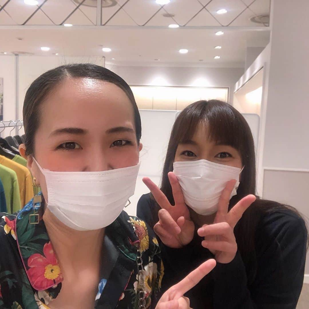 瑞羽奏都（水谷美月）さんのインスタグラム写真 - (瑞羽奏都（水谷美月）Instagram)「やっとやっと、会えましてん💕  まんちゃんから、10月末〜来ると聞いていたけど、現場があったりとなかなか会いに行けず…😭 他のOGの人達の投稿を指をくわえて見続けた日々(笑) 元気の源、まんちゃんにやっとやっと会えてhappyをもらって来ました🍀  まんちゃんの喜昆布は大好評につき現在は完売のようです😅が、ポップアップショップ最終日の8日辺りには入荷があるとか？  店内は鳳翔大さんと春花きららちゃんの素敵なお洋服もあり、素敵な空間でした！！ お時間ある方は、日比谷シャンテ2FへGOですね😊  まんちゃん、公の場だけど… 愛してるぜ😘  #貴千碧 #喜昆布  #鳳翔大 さん#春花きらら ちゃん #日比谷シャンテ  #ポップアップショップ」11月5日 13時10分 - mizuki.m_mizuha