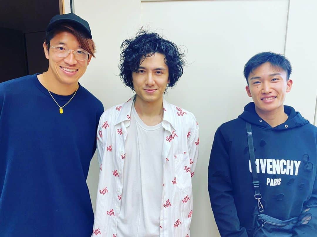 林彰洋のインスタグラム：「かっこ良すぎやろ🙋‍♂️ #藤井風 #helpeverhurtnever #桃田賢斗 #帰ろう #で泣きそうになってました桃田くん」