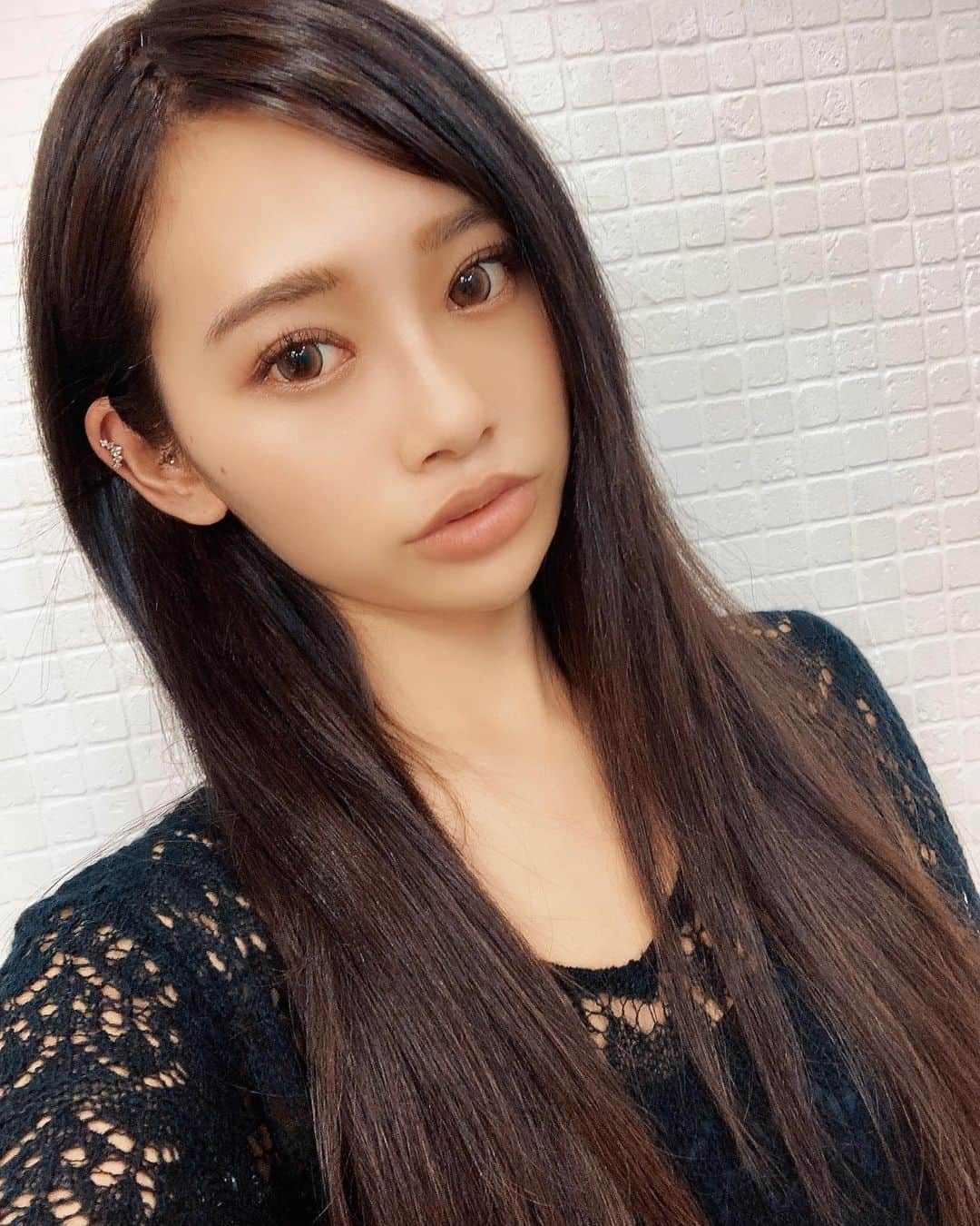 sachiyo_misuさんのインスタグラム写真 - (sachiyo_misuInstagram)「𝒏𝒆𝒘 𝒉𝒂𝒊𝒓❤︎  久々にエクステ付けてまた暗くしました💓 前髪もアレンジしやすいように2バンクに💇🏼‍♀️  エクステはシールエクステで80本です✨. シール部分も髪の毛のデザインになっているのでヘアアレンジしてもシール部分がとても目立ちにくいんです💕  付けた後にエクステにもカラーできるから、カラーが落ちてきても分離しないのも良いんです❤︎  巻きやすく乾き易いってのもあってお気に入りで❤︎. また @tamako_tamako さんにやっていただきました✨ ありがとうございます😊❣️  通ってる方は幅広く、遠くからわざわざ来る方もいて✨. 大人っぽくナチュラルに付けたい方にもお勧めなんです❤︎. . . イメチェンしたい方にもお勧めなのでぜひ☺️🤍. . . @tamako_tamako  @ankhcross_harajuku  @ankhcross_official   #エクステ #アンククロス原宿 #beauty #hairstyling #ヘアー #hair #サロンモデル #l4l #instafashion #instagood #rienda #riendastyle #riendaコーデ」11月5日 13時24分 - sachiyo_misu