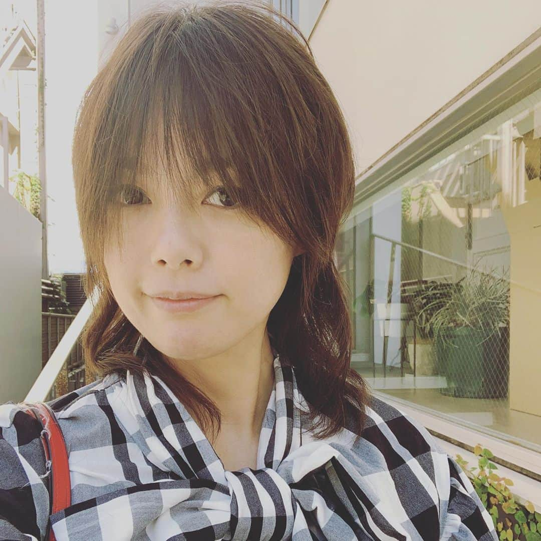 相川七瀬さんのインスタグラム写真 - (相川七瀬Instagram)「のびてきた後髪に、ゆるっとパーマかけてみた。これでしばらく楽にスタイリングが決まるかな☺️  #ゆるっとパーマ #直毛の私」11月5日 13時24分 - nanasecat