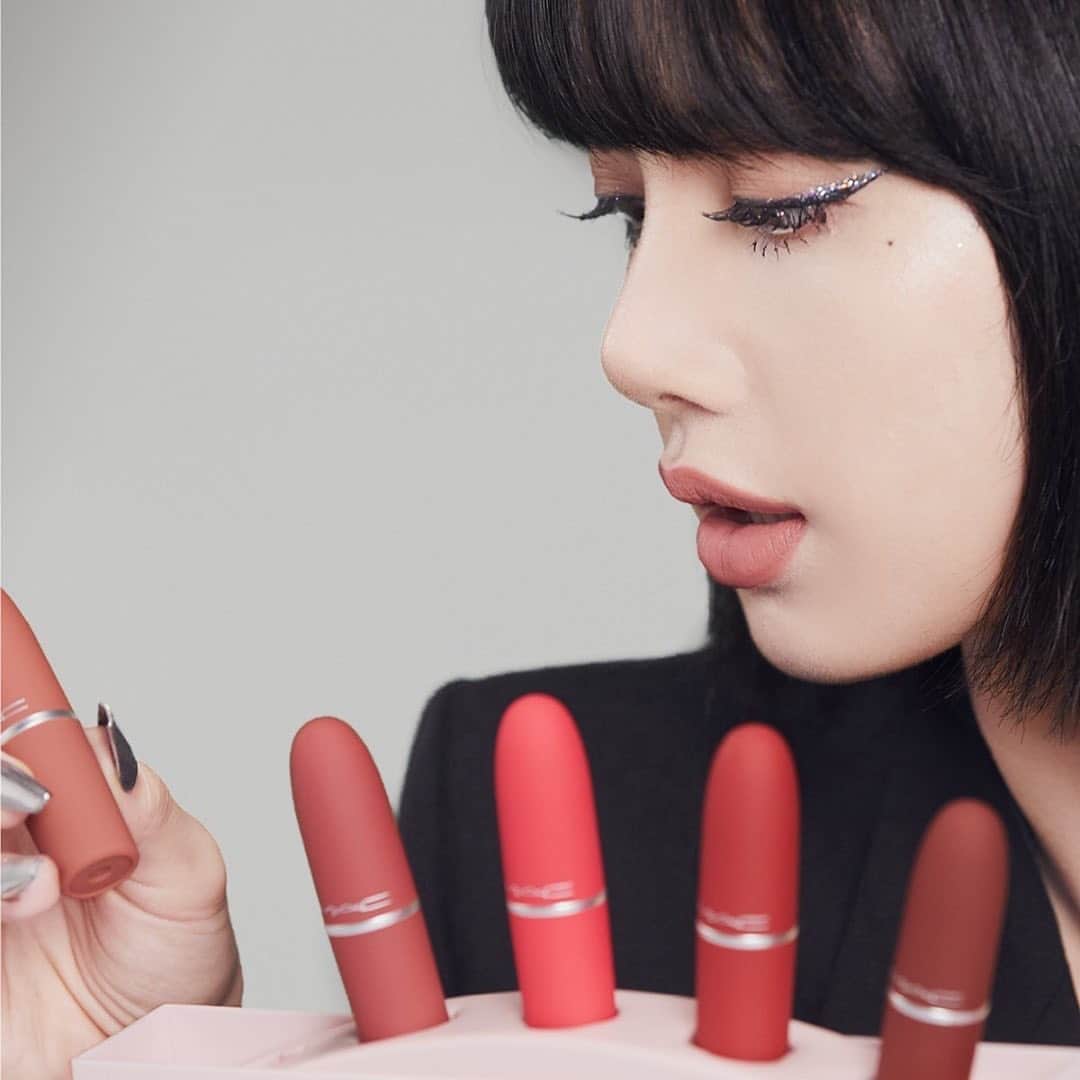 M∙A∙C Cosmetics Japanのインスタグラム：「LISA @lalalalisa_m の理想のホリデールックを叶える5色が1つになった、オンライン限定リップキットが登場💄 LISAお気に入りカラーは「マル イット オーバー」！ 霧がかったようなミスティマットな仕上がりで、いつもと違うリップメイクを楽しんで。 #MACLovesLisa #MACFrostedFirework #MACHoliday ㅤ 【使用製品】 💜ショーストッパー パウダー キス リップスティック X 5 キット *公式オンライン限定製品 <使用色：マル イット オーバー> 💜ロケット トゥ フェイム アイ シャドウ X 12 パレット <使用色：ライド マイ スレイ, キャッチ マイ スノードリフト> 💜エクストラ ディメンション スキンフィニッシュ / ショー ゴールド 💜ブラシストローク ライナー / ブラシブラック 💜スタジオ フィックス フルイッド SPF 15 💜ダズルシャドウ リキッド / パンサータイズド、ダイヤモンド クランブルズ、ノット アフレイド トゥ スパークル ㅤ #MACPOWDERKISS #MACパウダーキス」