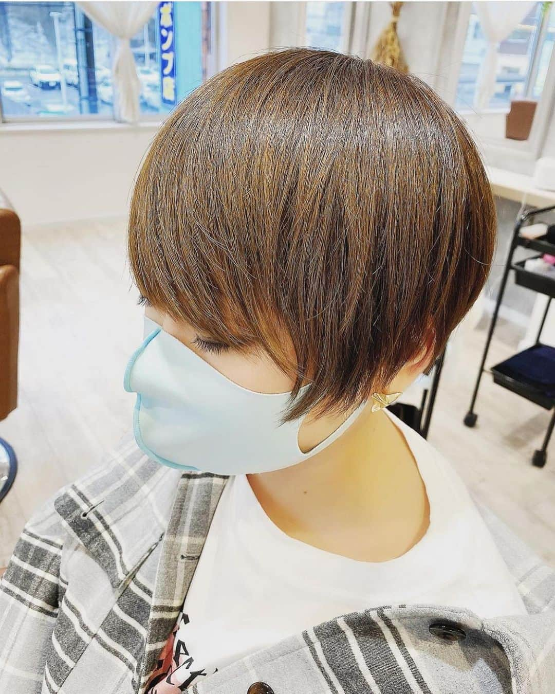 ちゃたさんのインスタグラム写真 - (ちゃたInstagram)「ポートレート New hair extension long hair  マッシュのメンズカット！からのセミロングエクステ！！！  伸ばす伸ばす詐欺。 急にショートにしたくなり先月メンズヘアにしましたが短いの飽きた！！  メンズみたく、トップから髪の毛をもってきて短くし、わけめがつけないようにし、前髪は重めにのこしてアシメ風になってましたが、髪の毛の量を少しすいて、前髪シースルーにして、SとMの毛束ミックスを70枚シールをはってベリーショート風でもナチュラルロングにイメチェン完了！！  カラーはアディクシー13トーンスモーキートパーズで明るめのまま、ローライトエクステでトーンダウン。  男の子風なモードなマッシュスタイルに髪の毛からふわふわロング！！髪型飽き性なのでコロコロ髪型変わる人。笑笑　これが私…。笑笑  久しぶりに長いのは楽しいぞぉ✨🤣  #美容室　#イメチェン　#ヘアカラー  #アディクシーカラー #ヘアスタイル　#髪色 #ヘアースタイル #カラー #美容好きな人と繋がりたい  #Instahair #大人スタイル　#💈 #メンズカット  #サロン　#ホットペッパー　#beauty #hair #cut  #hairstyle #マッシュ#韓国マッシュ  #instahair #小顔ヘア #haircut #ショートヘア  #30代ヘアスタイル #東京 #l4l #ミディアムヘア  #menshair」11月5日 13時37分 - c.h.a.t.a.13