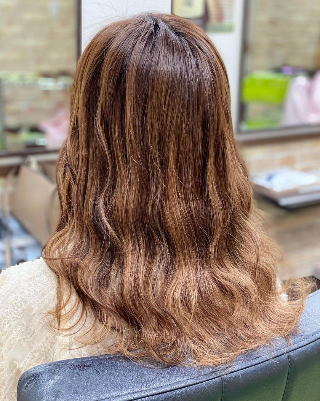 ちゃたさんのインスタグラム写真 - (ちゃたInstagram)「ポートレート New hair extension long hair  マッシュのメンズカット！からのセミロングエクステ！！！  伸ばす伸ばす詐欺。 急にショートにしたくなり先月メンズヘアにしましたが短いの飽きた！！  メンズみたく、トップから髪の毛をもってきて短くし、わけめがつけないようにし、前髪は重めにのこしてアシメ風になってましたが、髪の毛の量を少しすいて、前髪シースルーにして、SとMの毛束ミックスを70枚シールをはってベリーショート風でもナチュラルロングにイメチェン完了！！  カラーはアディクシー13トーンスモーキートパーズで明るめのまま、ローライトエクステでトーンダウン。  男の子風なモードなマッシュスタイルに髪の毛からふわふわロング！！髪型飽き性なのでコロコロ髪型変わる人。笑笑　これが私…。笑笑  久しぶりに長いのは楽しいぞぉ✨🤣  #美容室　#イメチェン　#ヘアカラー  #アディクシーカラー #ヘアスタイル　#髪色 #ヘアースタイル #カラー #美容好きな人と繋がりたい  #Instahair #大人スタイル　#💈 #メンズカット  #サロン　#ホットペッパー　#beauty #hair #cut  #hairstyle #マッシュ#韓国マッシュ  #instahair #小顔ヘア #haircut #ショートヘア  #30代ヘアスタイル #東京 #l4l #ミディアムヘア  #menshair」11月5日 13時37分 - c.h.a.t.a.13