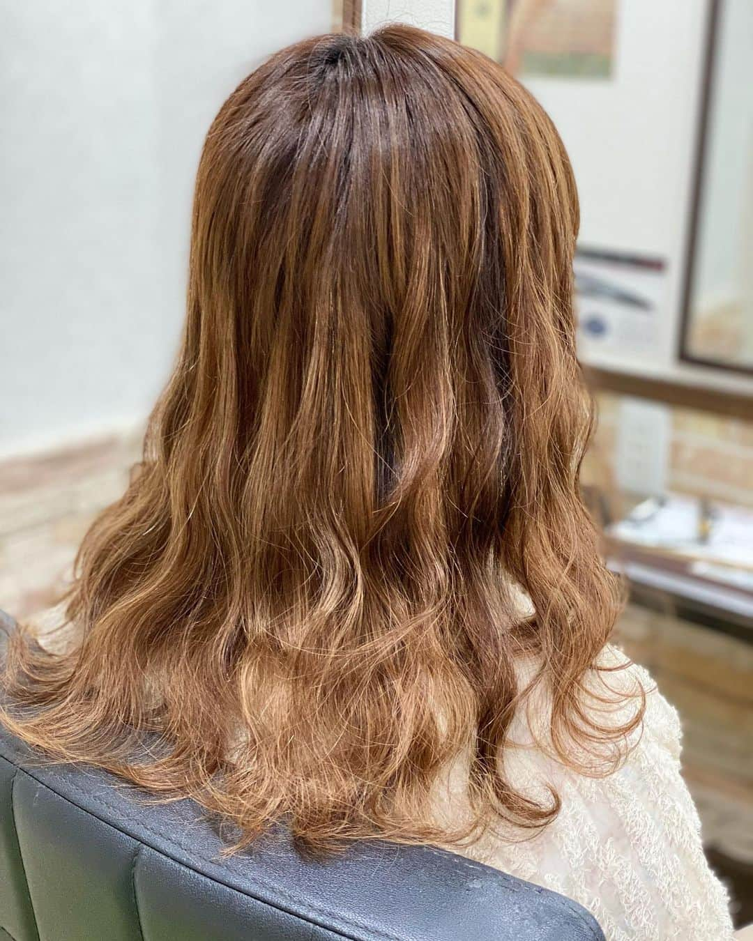 ちゃたさんのインスタグラム写真 - (ちゃたInstagram)「ポートレート New hair extension long hair  マッシュのメンズカット！からのセミロングエクステ！！！  伸ばす伸ばす詐欺。 急にショートにしたくなり先月メンズヘアにしましたが短いの飽きた！！  メンズみたく、トップから髪の毛をもってきて短くし、わけめがつけないようにし、前髪は重めにのこしてアシメ風になってましたが、髪の毛の量を少しすいて、前髪シースルーにして、SとMの毛束ミックスを70枚シールをはってベリーショート風でもナチュラルロングにイメチェン完了！！  カラーはアディクシー13トーンスモーキートパーズで明るめのまま、ローライトエクステでトーンダウン。  男の子風なモードなマッシュスタイルに髪の毛からふわふわロング！！髪型飽き性なのでコロコロ髪型変わる人。笑笑　これが私…。笑笑  久しぶりに長いのは楽しいぞぉ✨🤣  #美容室　#イメチェン　#ヘアカラー  #アディクシーカラー #ヘアスタイル　#髪色 #ヘアースタイル #カラー #美容好きな人と繋がりたい  #Instahair #大人スタイル　#💈 #メンズカット  #サロン　#ホットペッパー　#beauty #hair #cut  #hairstyle #マッシュ#韓国マッシュ  #instahair #小顔ヘア #haircut #ショートヘア  #30代ヘアスタイル #東京 #l4l #ミディアムヘア  #menshair」11月5日 13時37分 - c.h.a.t.a.13