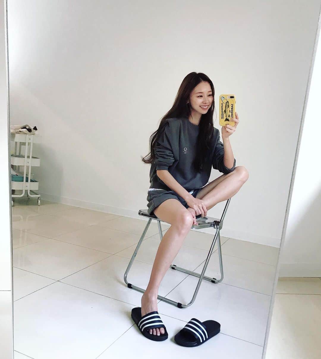 吳斐莉さんのインスタグラム写真 - (吳斐莉Instagram)「是否只差一個韓國歐巴在旁邊🤣﻿ ﻿ ﻿ 趁現在微涼的天氣﻿ 還可以露露腿﻿ 想要顯腿細﻿ 穿這種微寬的褲子就對啦😆﻿ 這件還有點微墊肩 雖然是運動風但還是挺挺的😎 整套衣服 @styleoolala 剛熱騰騰上架～﻿ ﻿ ﻿ ﻿ 染頭髮一樣是親愛的﻿ @vivian_chen52  這次是染冷咖啡搭配一些淺色挑染喔！」11月5日 13時39分 - wufeili
