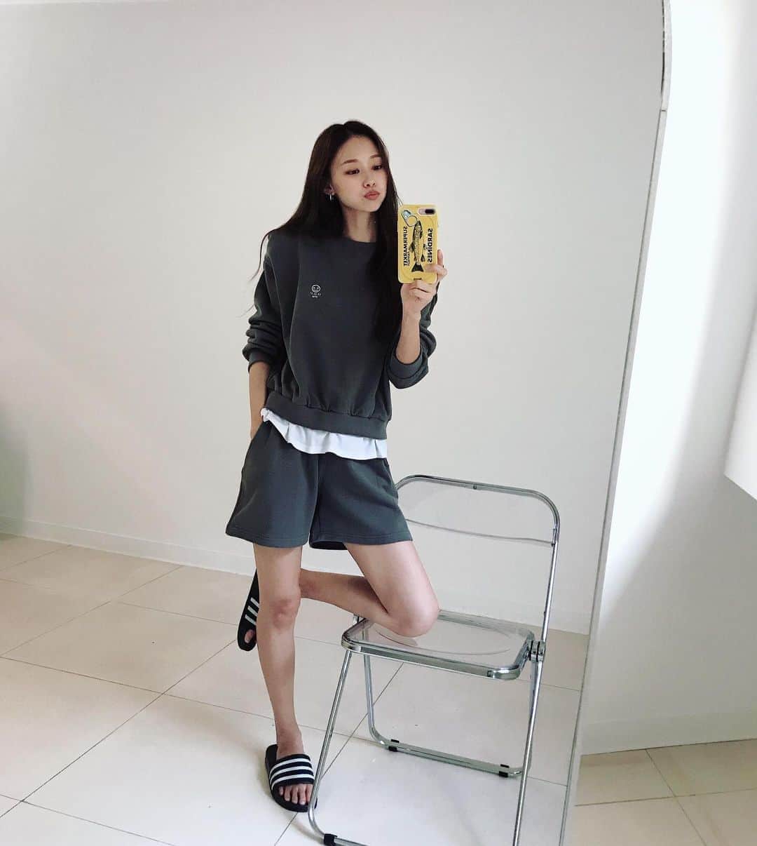 吳斐莉さんのインスタグラム写真 - (吳斐莉Instagram)「是否只差一個韓國歐巴在旁邊🤣﻿ ﻿ ﻿ 趁現在微涼的天氣﻿ 還可以露露腿﻿ 想要顯腿細﻿ 穿這種微寬的褲子就對啦😆﻿ 這件還有點微墊肩 雖然是運動風但還是挺挺的😎 整套衣服 @styleoolala 剛熱騰騰上架～﻿ ﻿ ﻿ ﻿ 染頭髮一樣是親愛的﻿ @vivian_chen52  這次是染冷咖啡搭配一些淺色挑染喔！」11月5日 13時39分 - wufeili