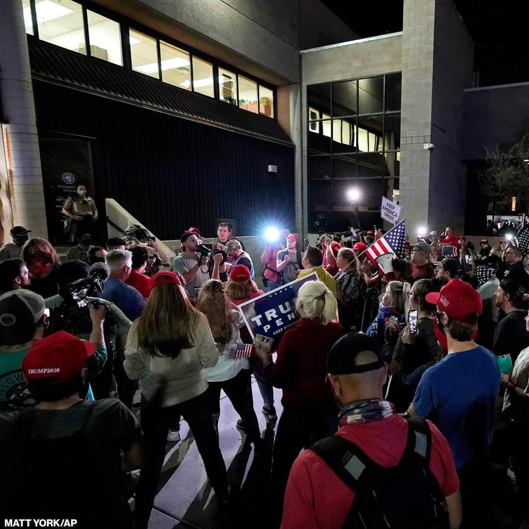 ABC Newsさんのインスタグラム写真 - (ABC NewsInstagram)「Supporters of President Trump demonstrated outside the Maricopa County Recorder's Office in Phoenix as the state continues to tally ballots. #Election2020」11月5日 13時39分 - abcnews