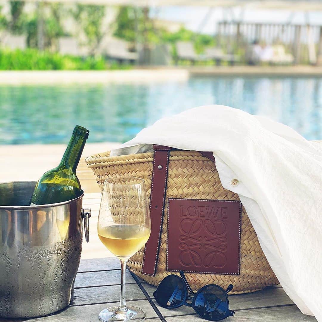 三浦マキのインスタグラム：「Losing track of hours in front on the beach/pool.   —————————————————————  #beach#pool#wine#couldstayhereforever #beachlover#2020」