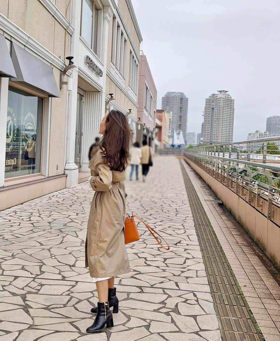 李 雨瀟さんのインスタグラム写真 - (李 雨瀟Instagram)「昨日のお昼コーデ✨ ちょっと肌寒くなったのでトレンチコートをおろしました🤍🧥 写真は妹が撮ってくれた不意打ちショット。 最近大変助かってます😝💕 @stanza_dolce  . . #onepiece #yuxiaotravel #japan #travel #trip  #yuxiao_outfits #outfit #outfits  #160cm #ootd #160cmコーデ #fashion #fashiongram #stanza_dolce #スタンザドルチェ #stanzadolce_cd」11月5日 13時47分 - yuisho_ri