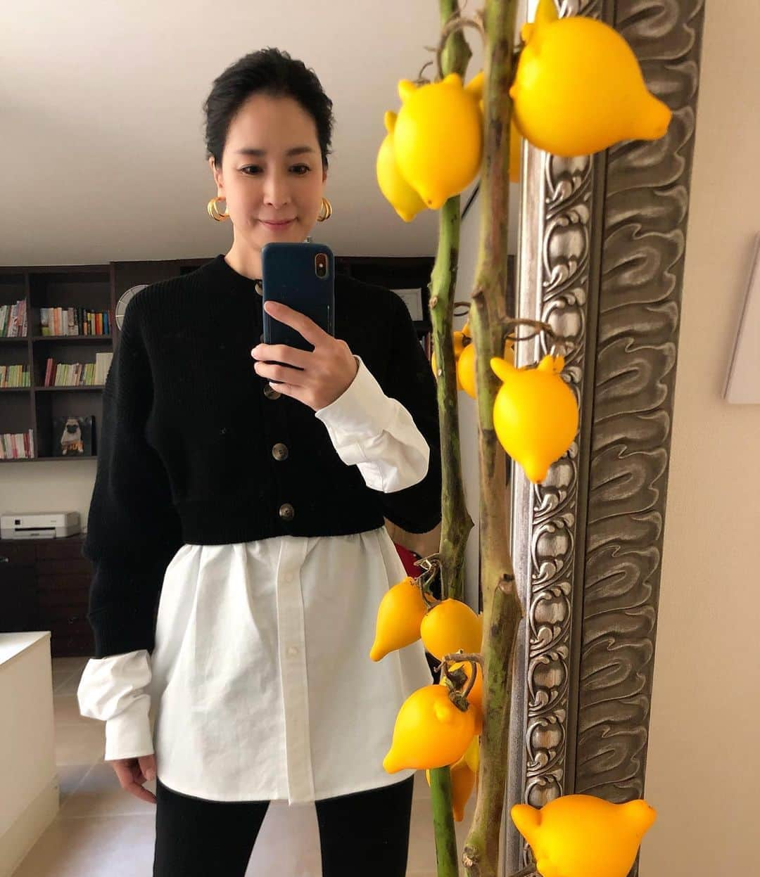 内田恭子さんのインスタグラム写真 - (内田恭子Instagram)「Today’s outfit. Alexander Wang.   この時期になるとお花屋さんでフォックスフェイスを欲しがるボーイズ。昨日もお使いに行かせたら、大きいのを担いで帰ってきました。ミラーに立てかけたらかわいい。  #alexanderwang #todaysoutfit #フォックスフェイス #今日のコーデ #内田恭子 #kyokouchida」11月5日 13時48分 - kyoko.uchida.official