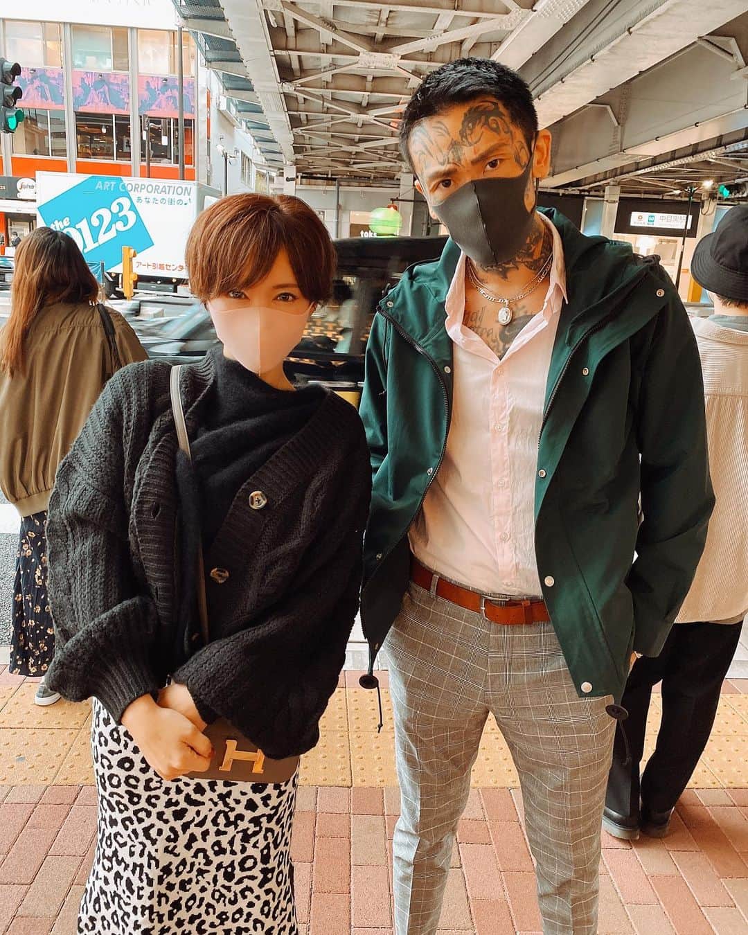 里美ゆりあのインスタグラム：「YouTuberの瓜田くんと偶然☺️🙌  事件がまだまだ解決しなく、行方不明なお金は別の悪人に渡り。。。調査中との事。  一生懸命働いて得た収入なだけに辛さと虚しさが日に日に募りますが恐怖をも 耐え抜かないと自分が潰れちゃうので 頑張り時ですね。  あの時にこうしてれば、ああしてればと振り返る事もありますが どんな事が起きても前を向いていかないといけない過酷さも受け止めて今日も生きなきゃ。  売名行為などと言って叩いて来る人は 強盗(タタキ)やる方と同類だと思ってるのでまったく気にしてません。  叩いて楽しんでる人も犯罪者同類。  不安は毎日続きますが 何とか取材等にも話したくない事でも対応して皆様の被害を少しでも無くす為にも詐欺、強盗をする、人の心を無くしてしまったおぞましく哀れな人達を撲滅させる為にも 頑張らないと。  先日の調書6時間、次は検事さんと話してきます。  撮影はしばらく出来る心境ではないのでリリースは遅れますが皆さん復活出来るまで待っててね❤  #YouTuber #YouTube #瓜田純士  #里美ゆりあ」