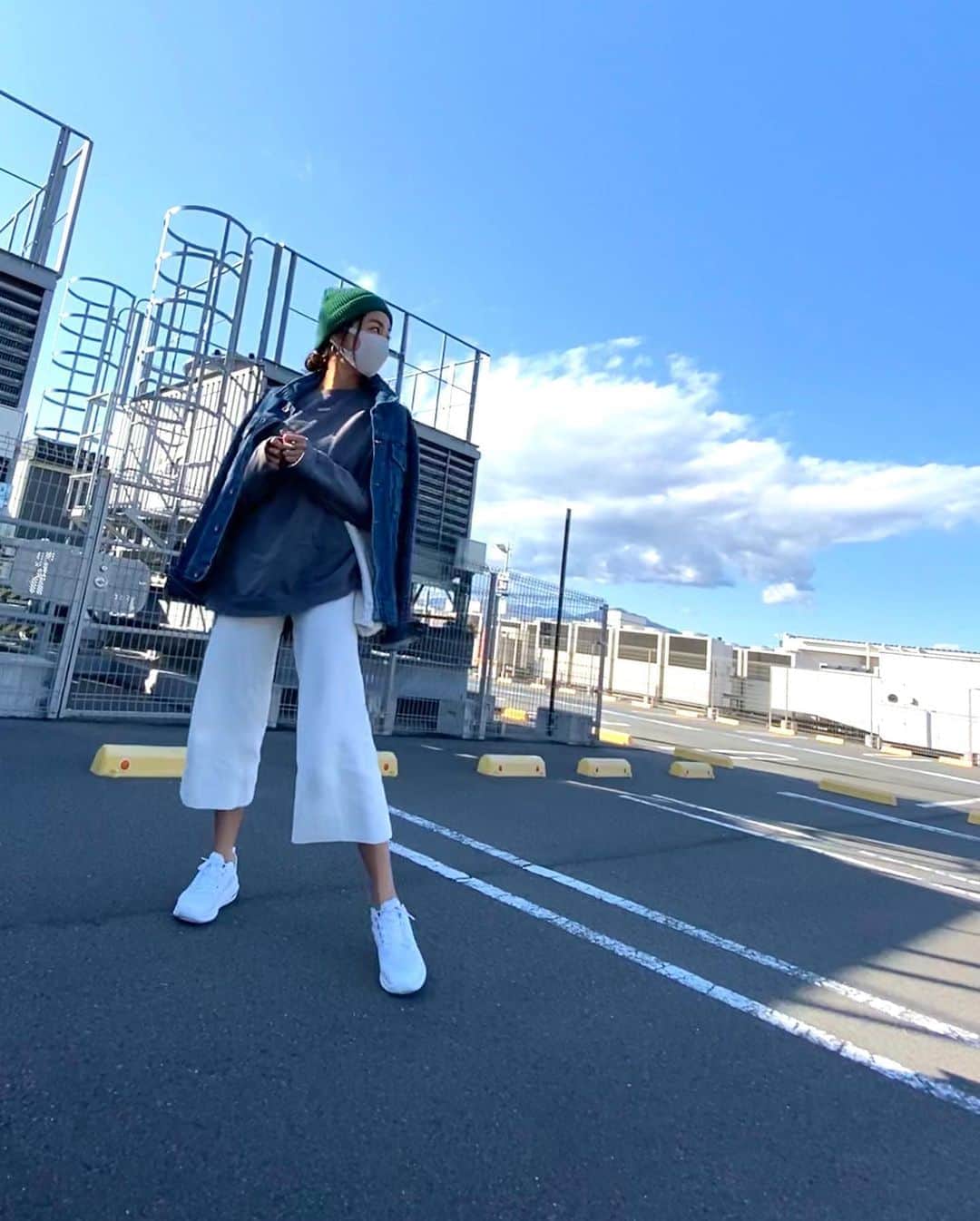 堀舞紀のインスタグラム：「. . . . denimジャケット が 最近の寒さに ちょーど良い気がして 人のクローゼットほじほじ して着てます🙋🏽‍♀️ . . . . 今日の湘南はあっっっつくて Tシャツで過ごしてますけどね 🤓 (ストーリーズ参照) . . . . #outfit  #ニット帽」