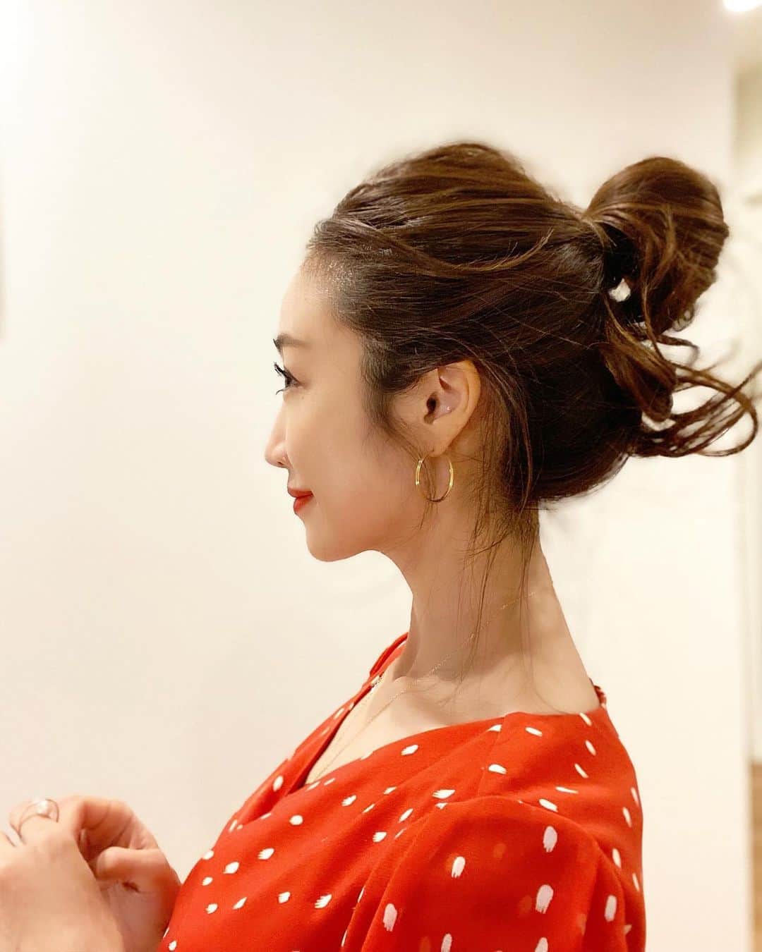 神崎恵さんのインスタグラム写真 - (神崎恵Instagram)「コメントをたくさんいただいていた昨日のインスタライブでのヘア。 いろいろな角度から撮ってみました。 赤いリップ💄 をつけたくて、選んだ　@stylings_official の赤いワンピース。 赤は赤でも、肌が綺麗に見える赤。 ヘアも「余裕なまとめ髪」と決めていて、「作り込みすぎないけど、かわいい」を　@unami_kudo さんにリクエスト。 全体をしっかりめに巻いてから、バランスをみながらまとめて。  使用コスメは後ほどご紹介します💄  冬の赤。いいな。  「赤」ってやっぱりいい色だ❤️  ライブ動画は　@vocemagazine アカウントにて配信中。  ワンピース　@stylings_official  #まとめ髪 #ヘアアレンジ  今日も元気に撮影しています。 敬愛する先輩がたとのお仕事。 心がすっとします😌」11月5日 13時52分 - megumi_kanzaki