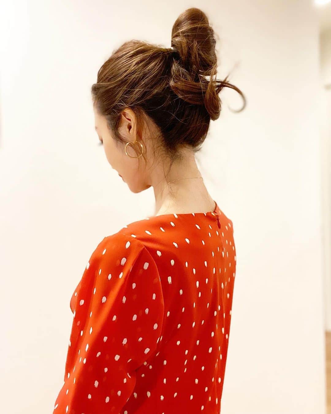 神崎恵さんのインスタグラム写真 - (神崎恵Instagram)「コメントをたくさんいただいていた昨日のインスタライブでのヘア。 いろいろな角度から撮ってみました。 赤いリップ💄 をつけたくて、選んだ　@stylings_official の赤いワンピース。 赤は赤でも、肌が綺麗に見える赤。 ヘアも「余裕なまとめ髪」と決めていて、「作り込みすぎないけど、かわいい」を　@unami_kudo さんにリクエスト。 全体をしっかりめに巻いてから、バランスをみながらまとめて。  使用コスメは後ほどご紹介します💄  冬の赤。いいな。  「赤」ってやっぱりいい色だ❤️  ライブ動画は　@vocemagazine アカウントにて配信中。  ワンピース　@stylings_official  #まとめ髪 #ヘアアレンジ  今日も元気に撮影しています。 敬愛する先輩がたとのお仕事。 心がすっとします😌」11月5日 13時52分 - megumi_kanzaki
