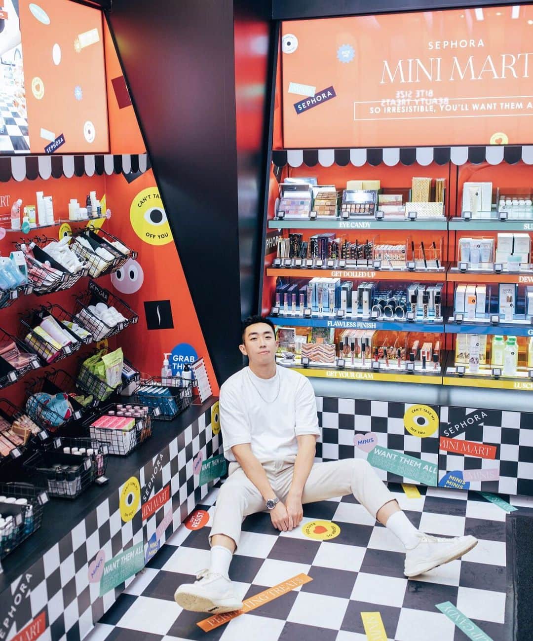 Noel LHYさんのインスタグラム写真 - (Noel LHYInstagram)「| 𝐄𝐯𝐞𝐫𝐲𝐭𝐡𝐢𝐧𝐠 𝐲𝐨𝐮 𝐧𝐞𝐞𝐝   Small things sometimes mean a whole lot  Sephora Mini Mart pop up store at Lee Tung Ave sells mini items with a small selection of full size best sellers & the online exclusive items such as Dear Dahlia, Sand & Sky, Dr.Dennis Gross & Kat Avon D etc.   From today until 5Dec at Lee Tung Ave (Shop No. G35)  @sephorahk #sephorahk」11月5日 13時55分 - no3l