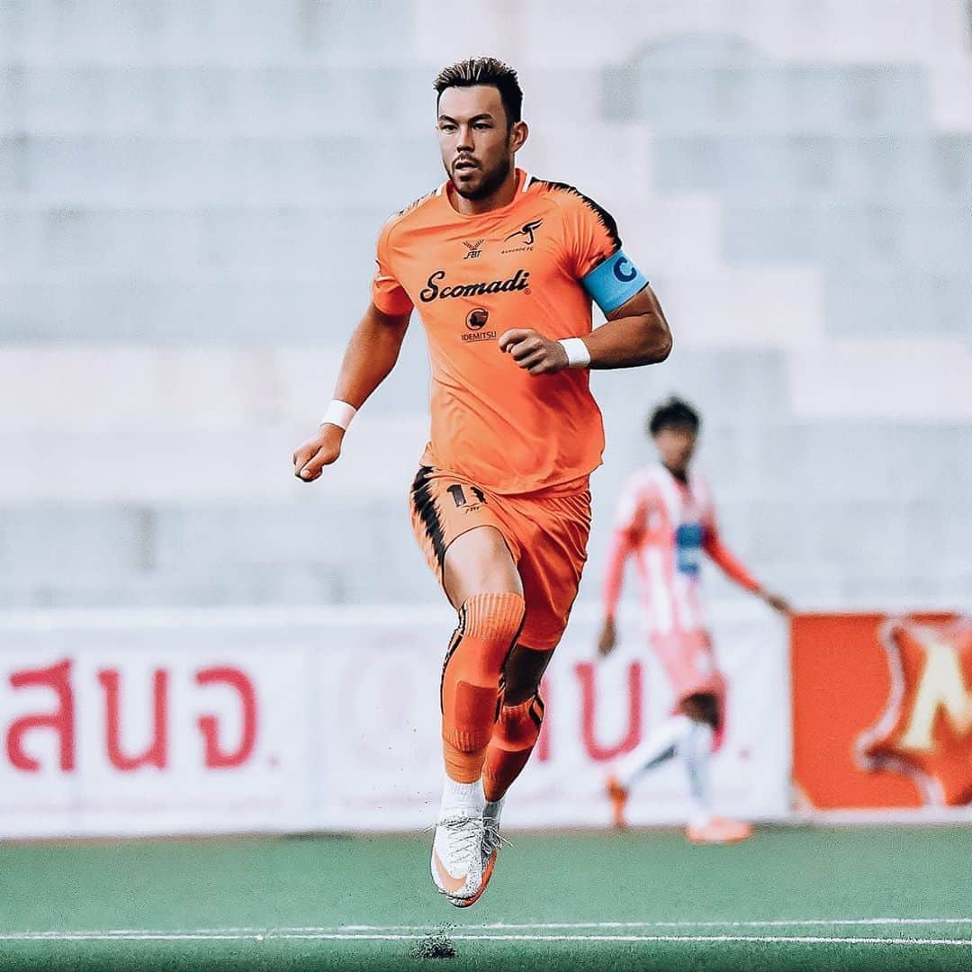 ヴィンセント・ケインのインスタグラム：「🍊 #bangkokfc #kv11」