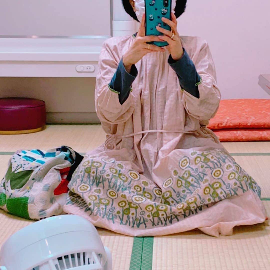 小桜エツ子さんのインスタグラム写真 - (小桜エツ子Instagram)「胡座楽屋シリーズ。 とある日。  #ミナペルホネン」11月5日 14時00分 - kozaetu