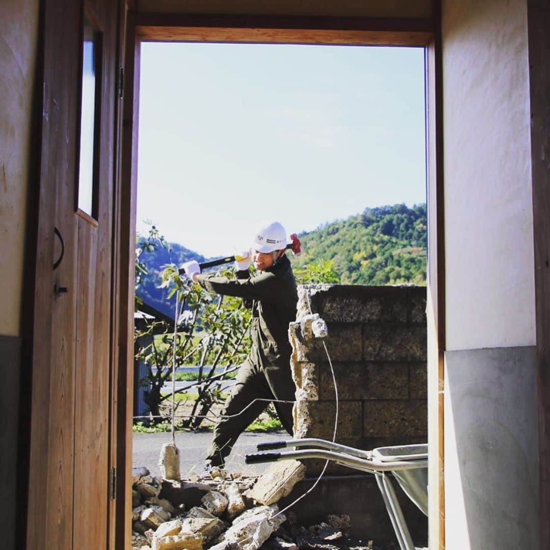 宮田麺児さんのインスタグラム写真 - (宮田麺児Instagram)「今日は解体の日  家を壊してるんじゃない 常識をこわしてる。 西代。  #古民家#解体#BIY#リホーム#壊す」11月5日 14時01分 - miyatamenji