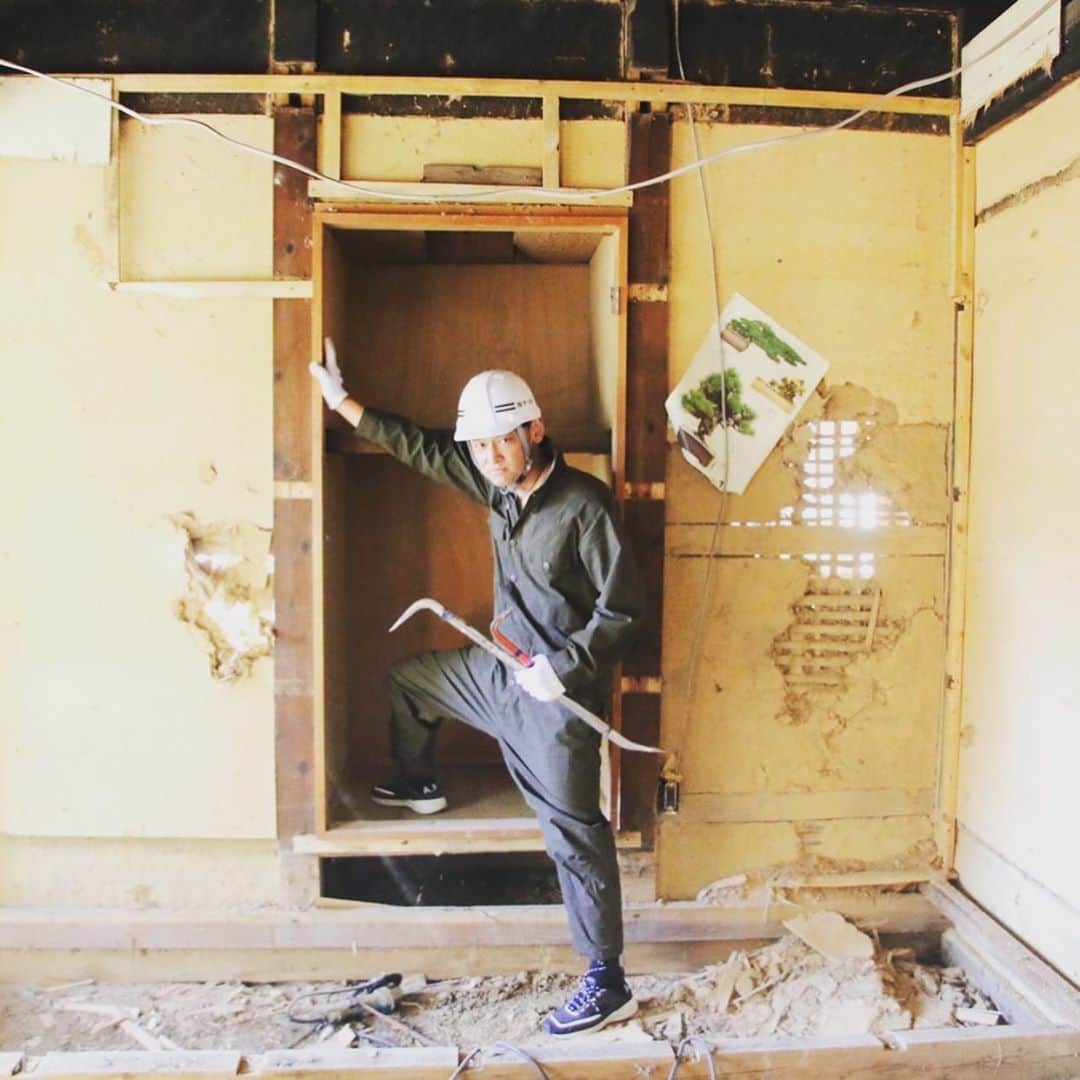 宮田麺児さんのインスタグラム写真 - (宮田麺児Instagram)「今日は解体の日  家を壊してるんじゃない 常識をこわしてる。 西代。  #古民家#解体#BIY#リホーム#壊す」11月5日 14時01分 - miyatamenji