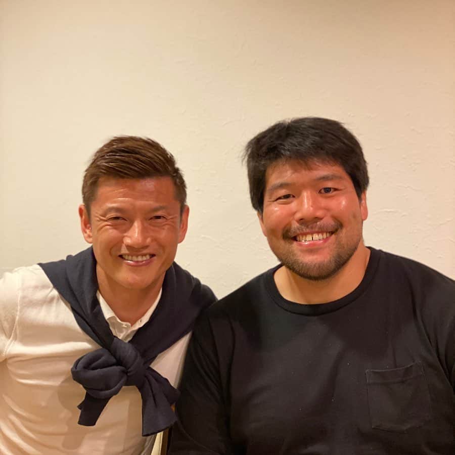 播戸竜二さんのインスタグラム写真 - (播戸竜二Instagram)「『スポーツの夢』 ・ ラグビー畠山健介さんと、 一瞬食事。（笑） ・ 一瞬だったのは、彼がトレーニングをしているから。お互いに大阪にいるとわかると、一瞬でも会いにきてくれるフットワークの軽さ！ありがとう😊 ・ お互いの夢を語り合いました！ ・ 畠山さんは、今年もアメリカのニューイングランド・フリージャグスでプレーします🏉 ・ 将来のサッカー協会会長と、 ラグビー協会会長の密会でした！（笑） ・ ・ #夢は大きく #スポーツを発展させる #スポーツビジネス #ニットをボウタイに #蝶ニット」11月5日 14時05分 - ryuji_bando