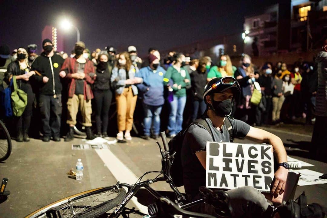 NBC Newsさんのインスタグラム写真 - (NBC NewsInstagram)「Demonstrators in #Minneapolis stand arm in arm on Nov. 4, 2020.⁠ .⁠ 📷 @keremyucel / @afpphoto via @gettyimages⁠」11月5日 14時15分 - nbcnews