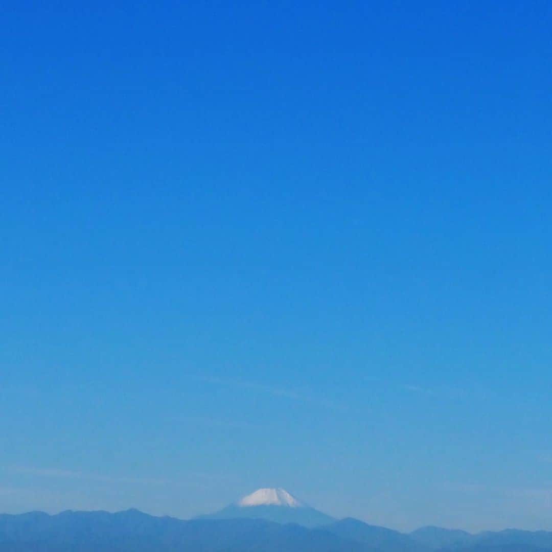 田中亜希子さんのインスタグラム写真 - (田中亜希子Instagram)「いい青空♡  #空#sky#今日の空 #富士山#雪化粧#昼間は暑いね  気温差注意⚠︎」11月5日 14時17分 - akiico