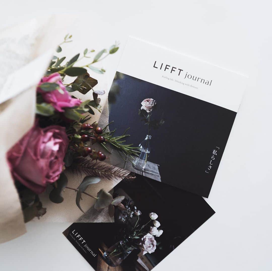 市川渚さんのインスタグラム写真 - (市川渚Instagram)「今月からスタートしたお花のサブスクリプション「LIFFT定期便」。毎月お花と一緒に届くジャーナル #LIFFTjournal でエッセイ（！）を書かせていただいています。﻿ ﻿ 素敵なタイトル「ハッピーエンドが待っている」は編集長 @degawakoh がつけてくれました。エディトリアルデザインは @chiharu.kodama 。毎月届く季節のお花に合わせたワンテーマジャーナルになっていて、その次のお花の生産背景や楽しみかたに加え、私のほかに、映画監督・作家のJulien Levy氏 @sincerelyjulienlevy のショートストーリーも。届いたお花を思い思いに生けて、お茶やコーヒーを淹れて、ほっとひと息つきながら、のんびりと読むような絵が浮かぶ一冊です😌☕️﻿ ﻿ LIFFT定期便には個人的にも申し込んでみたのだけれど、想像してたよりお花の量が多くてこれで送料込みで3000円はアリ。ブーケのように束で飾るのも良いけど、バラして飾るのも良さそう。新しい花器が欲しくなっちゃうサービスだなあ……ふふふ。 ﻿ ちなみに今月はバラ。次回はスイートピーだそう。11/20までに申し込めば初月は2400円になるみたいですよん。「LIFFT定期便」で検索してみて。﻿  ﻿ #LIFFT定期便#LiffftJournal#お花のある暮らし」11月5日 14時26分 - nagiko