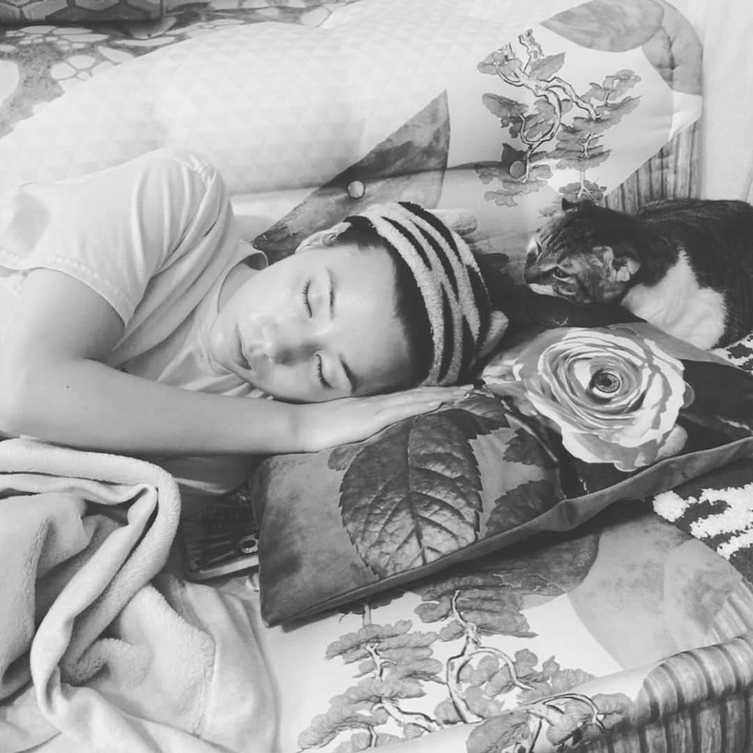 仲里依紗さんのインスタグラム写真 - (仲里依紗Instagram)「おnewソファでも 安定のうたた寝、日々かましてます🙏  YouTube編集合間に… いつもこうなります💤 世界中のお母さんお父さんお疲れ様🥺  そして、おかかも抱き枕役いつもお疲れ様とありがとう🐈❣️ . #キツネcamera」11月5日 14時30分 - riisa1018naka