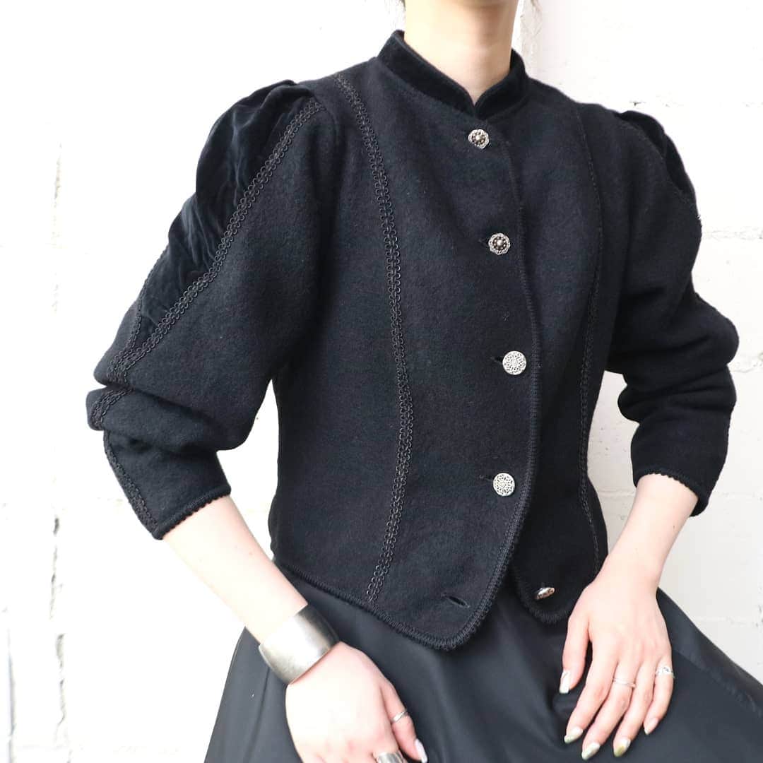 のインスタグラム：「Velour Shoulder Tyrolean Cardigan  #orfeo #kichijoji #tokyo #vintage #used #fashion #coordinate #outfit  お問い合わせはインスタグラムのプロフィール掲載のメールアドレスにお願いいたします。コメント、DMでのお問い合わせは受け付けておりませんのでご了承ください。 ONLINE SHOPの商品も店頭にてご購入頂けます。気になる商品がございましたらスタッフにお声掛けください。  新型コロナウィルス感染拡大防止策を徹底した上で営業をしております。マスクの着用、入店時にアルコールでの消毒をお願いいたします。」