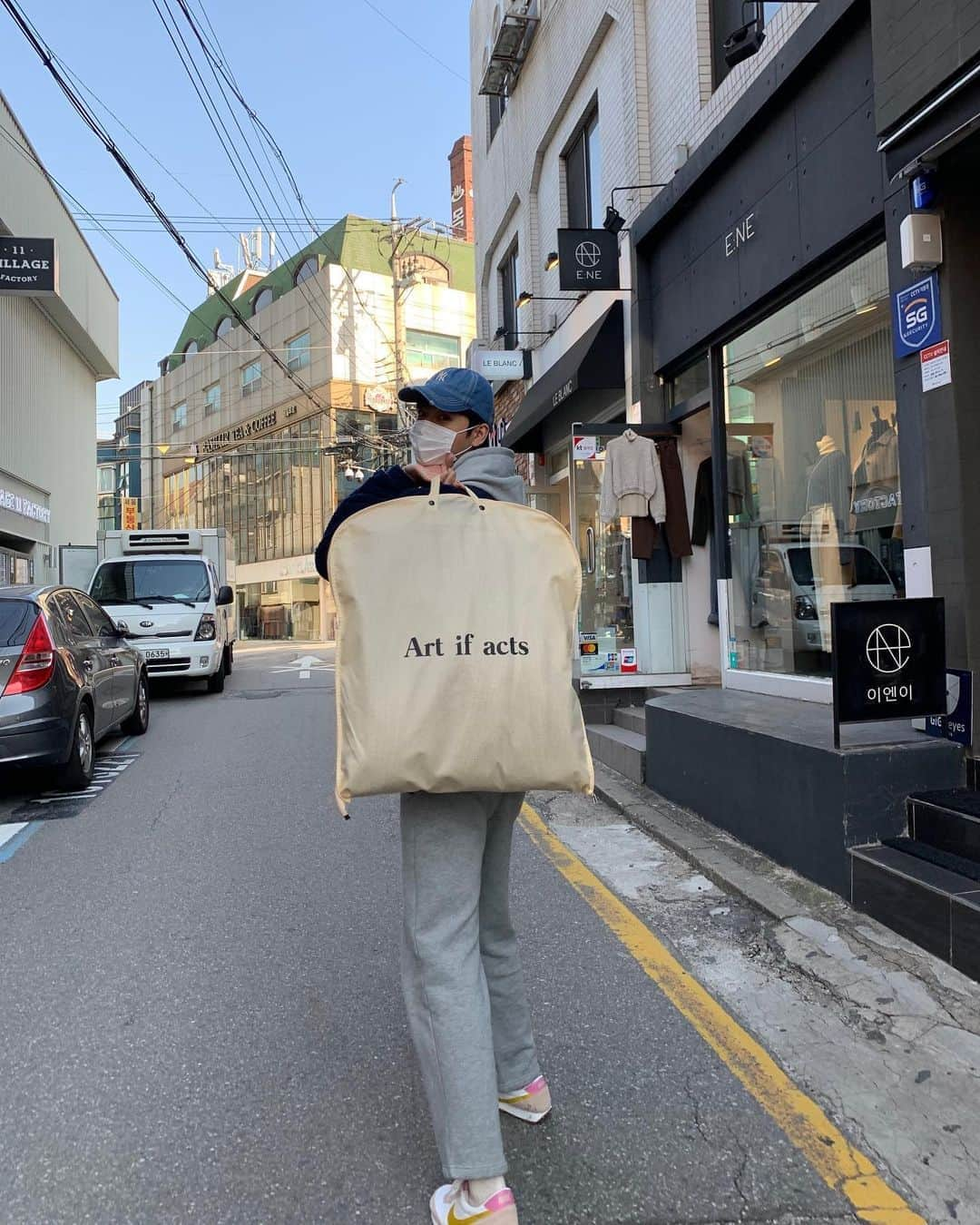 ユ・ミンギュのインスタグラム：「내돈내산 진짜 간만에 쇼핑🤦🏼 아니 이집옷 이쁘드라공👏🏿 착장샷은 조만간!!」