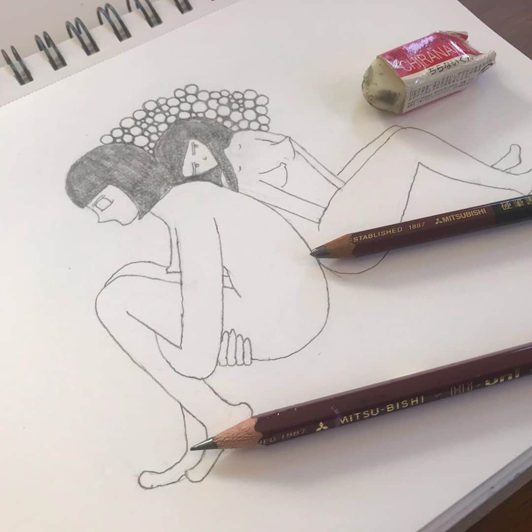 日暮愛葉さんのインスタグラム写真 - (日暮愛葉Instagram)「まだ描きかけ この先が大変だ。 でも至福🌟 世界堂行きたい めっちゃ道具買いたい 紙もいろんなの 欲しい みにいこうかなー  @aiha_higurashi_drawings  もしよろしければ。」11月5日 14時39分 - aiha_higurashi