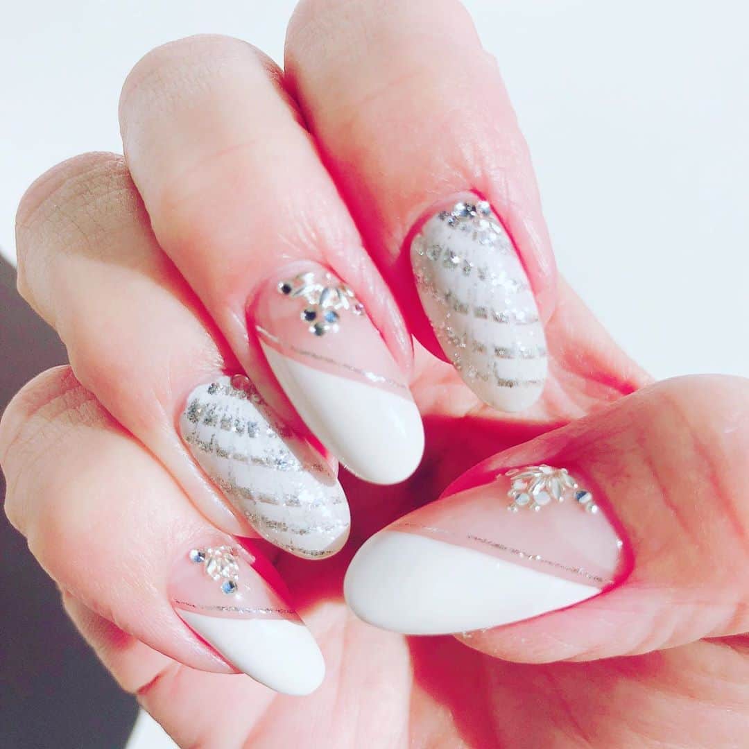 杏子さんのインスタグラム写真 - (杏子Instagram)「... #nails  . #ネイル . # Nailwhite . #ROCCO  最近、撮影などの都合で、ずっと 白が続いているのだけれど。 今日も、ステキにしてもらいまひたぁ💕  左の爪が短いのは、『ギター🎸弾きますっ！』の意思表明なのかっ😆 . .」11月5日 14時41分 - kyoko_anzu