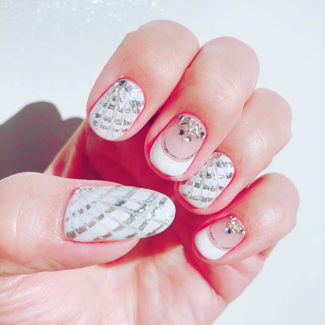 杏子さんのインスタグラム写真 - (杏子Instagram)「... #nails  . #ネイル . # Nailwhite . #ROCCO  最近、撮影などの都合で、ずっと 白が続いているのだけれど。 今日も、ステキにしてもらいまひたぁ💕  左の爪が短いのは、『ギター🎸弾きますっ！』の意思表明なのかっ😆 . .」11月5日 14時41分 - kyoko_anzu