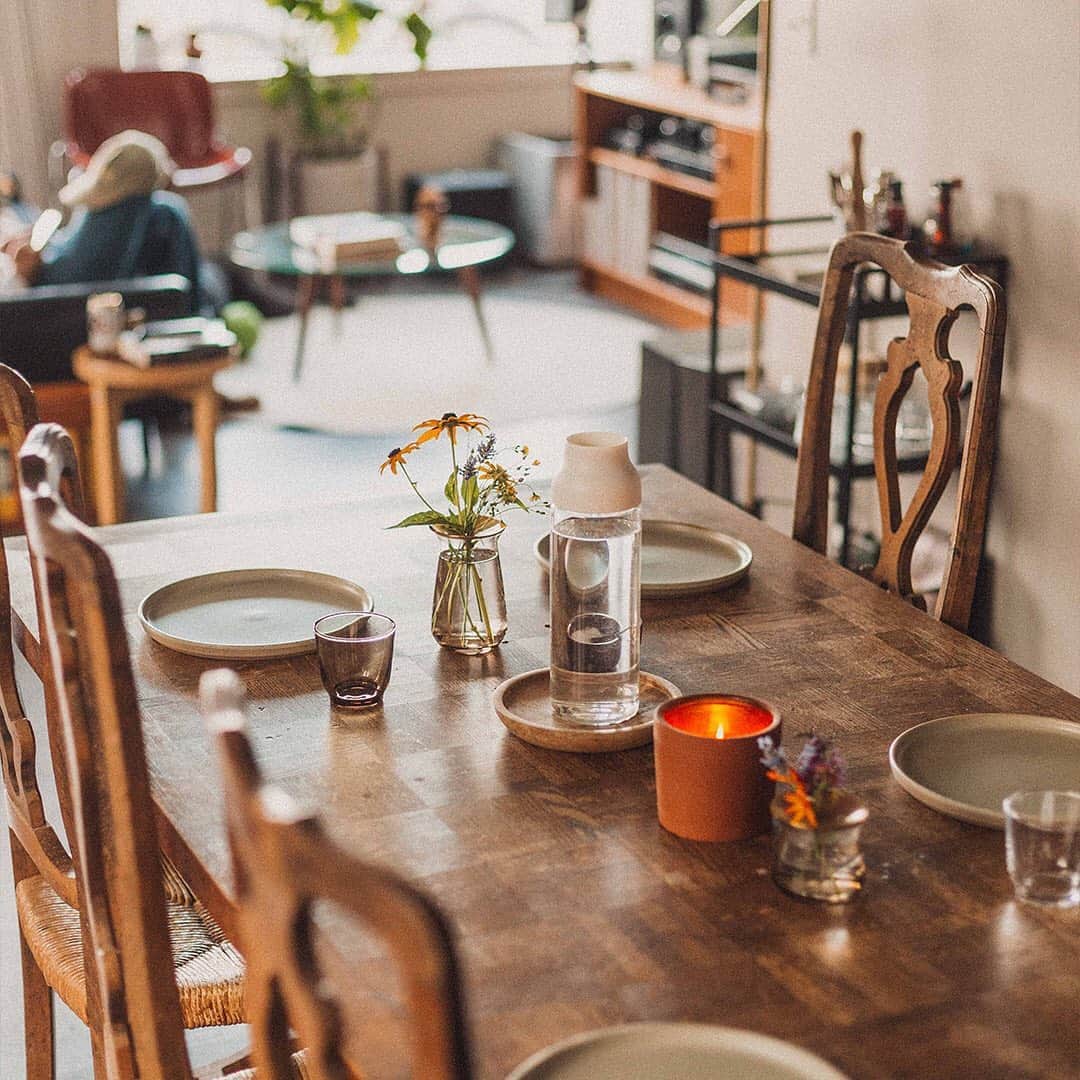 KINTOさんのインスタグラム写真 - (KINTOInstagram)「[Lifestyle: Weekend Dinner]⁠⠀ 週末に大切な人のために、自分のために、いつもより少し手間暇をかけて食事を準備する。料理にあう食器を選び、切り花を飾り、空間を心地よく整える。日常にちょっと贅沢で、穏やかな時間が流れます。⁠⠀ 詳しくはKINTO JOURNALをご覧ください。⁠⠀ ---⁠⠀ On the weekend, take a bit more time than usual to prepare dinner for yourself and your loved ones. Choosing out tableware, arranging cut flowers, and creating a comforting space for a meal can bring excitement and inspiration to a familiar day.⁠⠀ See the full article on KINTO JOURNAL.⁠⠀ (see linkin.bio @kintojapan)⁠⠀ ---⁠⠀ Share your KINTO items with #mykinto for a chance to be featured.⁠⠀ .⁠⠀ .⁠⠀ .⁠⠀ #kinto #キントー #simpledesign #tableware #houseware #homedecor #simplelifestyle #lifestyle #シンプルデザイン #インテリア #暮らしの道具 #暮らしを楽しむ #シンプルな暮らし #丁寧な暮らし #hasami」11月5日 14時43分 - kintojapan