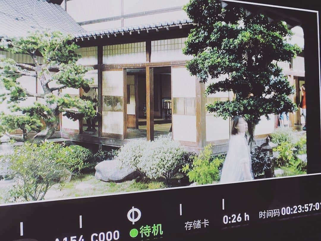 高陽子さんのインスタグラム写真 - (高陽子Instagram)「やっと少し実感が。 ﻿ ﻿ 4ヶ月間ずっといた現場が、 ぼんやりと、もう思い出になってしまいました。﻿ ﻿ 途中から参加し、ノンストップで駆け抜けた日々。﻿ 中国ドラマ：“人生若如初见-A Love Never Lost-”﻿ 先週、無事クランクアップしました。﻿ ﻿ 総勢700人を超えるスタッフさんに支えられ、﻿ 横店→中山→上海と三都市の撮影所で共に過ごし、﻿ 楽しいことばかりではなかったけれど、﻿ 二山くらい超えて強くなれたような気はしています。﻿ ﻿ とても素晴らしい作品なので、﻿ 解禁時にまたご報告させて下さい！﻿ ﻿  そして、コロナ禍による外国人の入国規制で、﻿ いつ日本に戻れるかずっと不安だったのですが、﻿ 入国が緩和され、来週やっと日本に戻れる事になりました。﻿ ﻿ 着いてから自宅隔離があるみたいですが、うれしい。﻿ 何食べよう。あぁ、うれしい。何食べよう。🍣﻿ ﻿  日本での仕事も引き続きがんばりますので、﻿ よろしくお願いいたします！😇」11月5日 14時45分 - koh_yoko_official