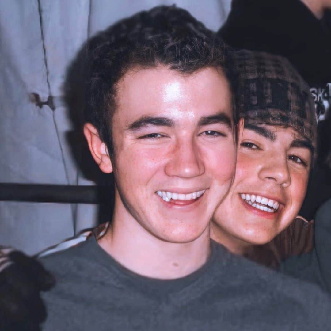 ジョー・ジョナスのインスタグラム：「Happy birthday @kevinjonas love you like a brother. Miss you mate! Can’t wait to hang when it’s time! P.S. I can’t tell if that’s a mystery tooth or gum in your mouth.」