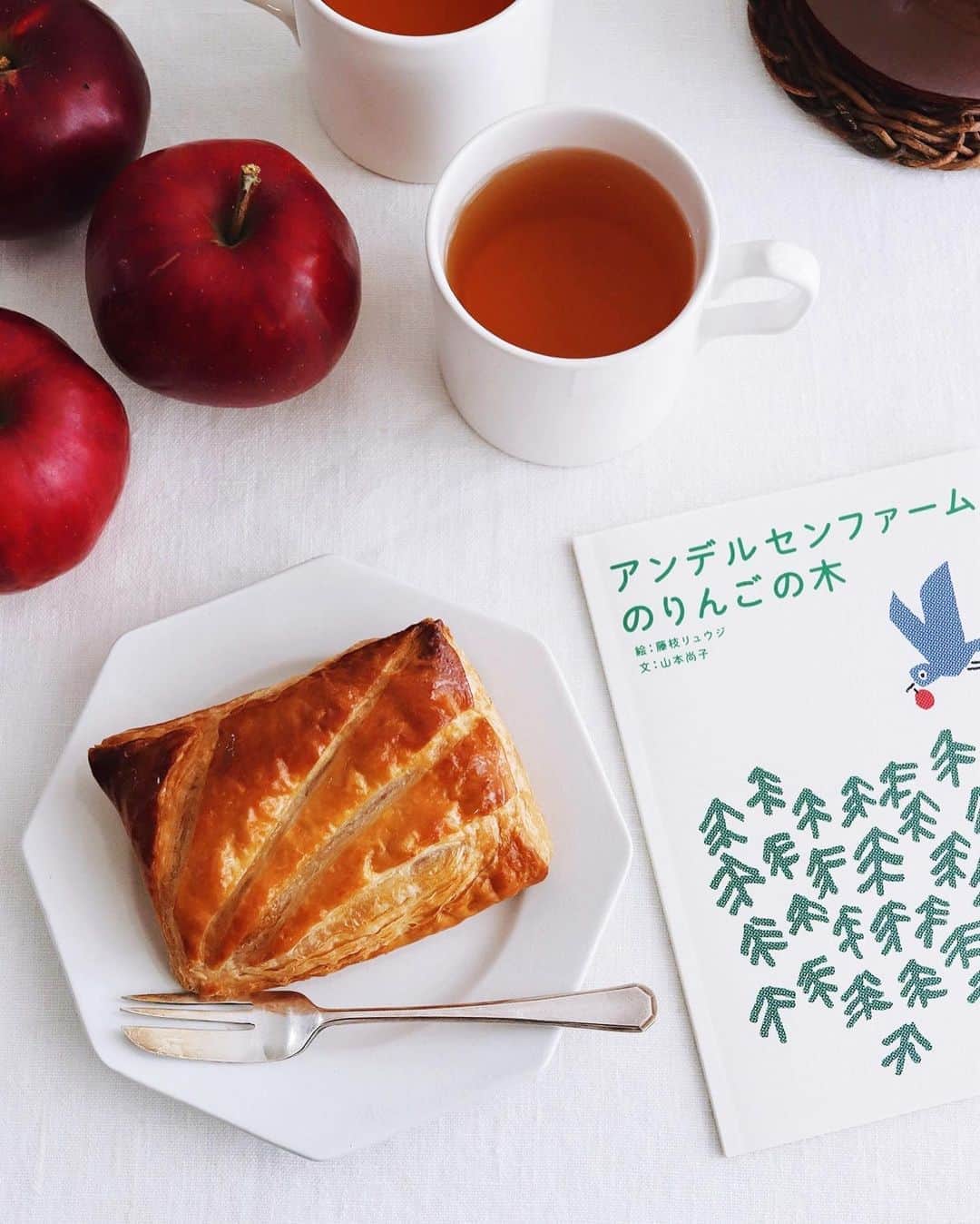 樋口正樹さんのインスタグラム写真 - (樋口正樹Instagram)「apple pie 🍎 . １５時のおやつに 紅玉アップルパイ ＆アップルティー。 . アンデルセンの今月の新商品の１つ「紅玉アップルパイ」は、紅玉、シナモン、カスタードクリーム、シフォンケーキを混ぜたフィリングをパイ生地に包んで焼き上げた風味のよいリッチなアップルパイ。 👉@andersen_official_jp . アップルティーは広島の「紅茶のお店linden」のもので、恋多き童話作家のアンデルセンをイメージした甘酸っぱいりんごのフレーバー。ちなみに今日11月5日は「いいりんごの日」です。 . . #アップルパイ #アップルティー #ティータイム #いいりんごの日 #紅玉 #アンデルセン #紅茶のお店linden #アンデルセン #ベーカリー #アンデルセンのパン #ヒュッゲ #デンマーク #おやつの時間 #おやつ #applepie #teatime #andersen #bakery #hygge #hyggelife #copenhagen #bageri #denmark #🇩🇰」11月5日 15時00分 - higuccini